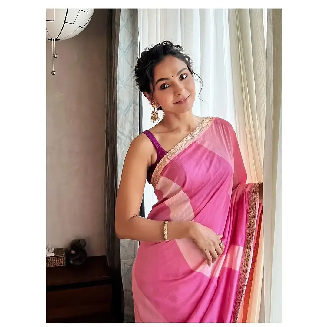 ACTRESS ANDREA JEREMIAH IN SLEEVELESS PINK SAREE